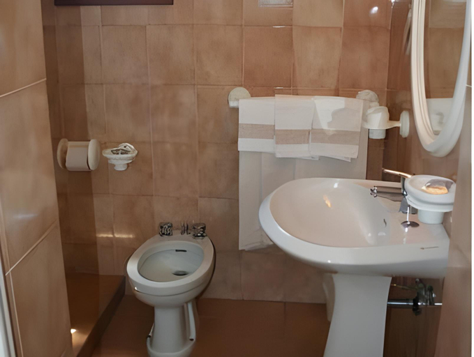 Bathroom 3, Roma Hotel, Grosseto