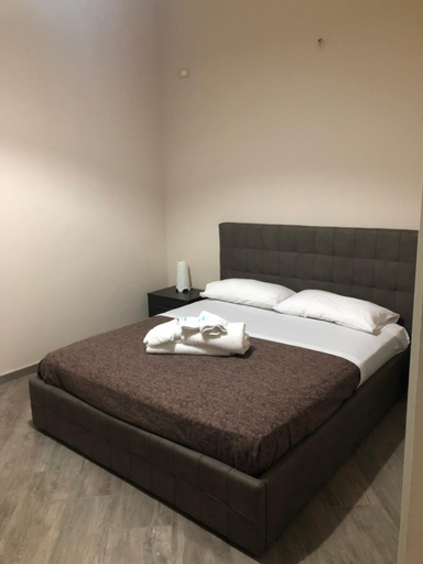 Others 4, Elena Rooms, Taranto