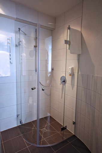 Bathroom 10
