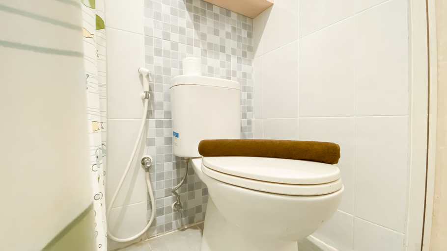 Bathroom 3, Comfortable 2BR at 6th Floor Apartment Tokyo Riverside PIK 2 By Travelio, Tangerang