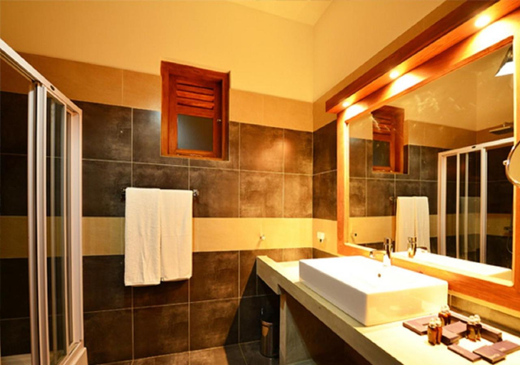 Bathroom 3, Laya Waves, Koralai Pattu (Valachchenai)