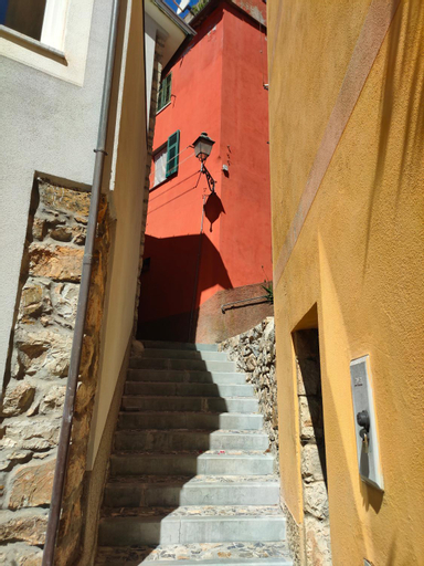 Camera tra le Cinque Terre, Camogli e Portofino. Vista valle e scorcio mare all'orizzonte, Genova
