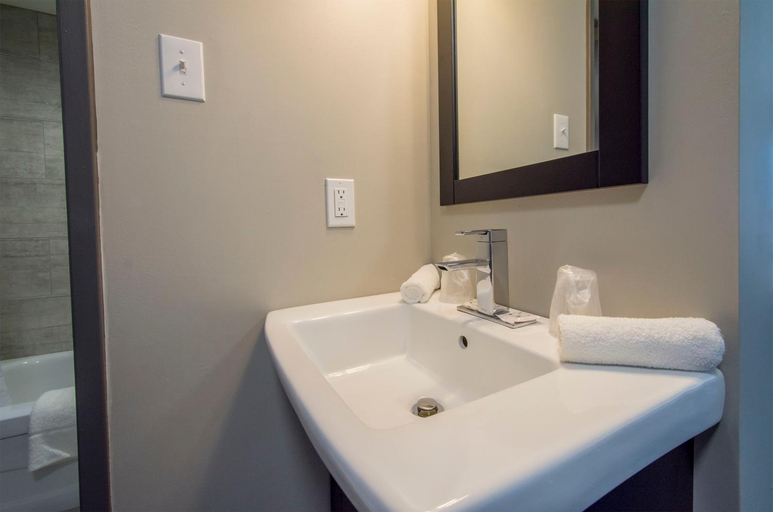 Bathroom 3, Grand Marshal Inn, Division No. 19