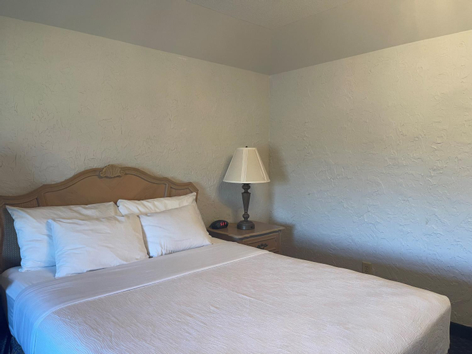 Bedroom 2, The Chateau Bloomington Hotel and Conference Center, McLean