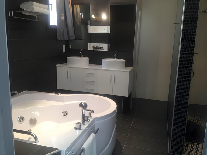 Bathroom 3, Au Lavoir, Hérault