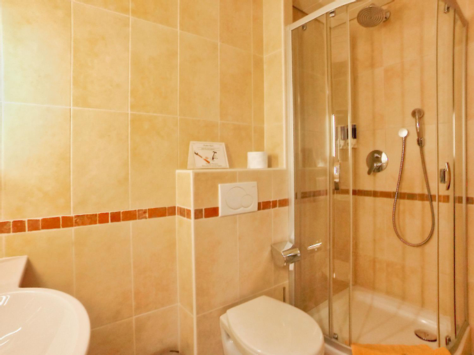 Bathroom 10