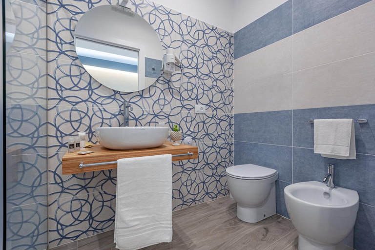 Bathroom 2, zaararooms, Trapani