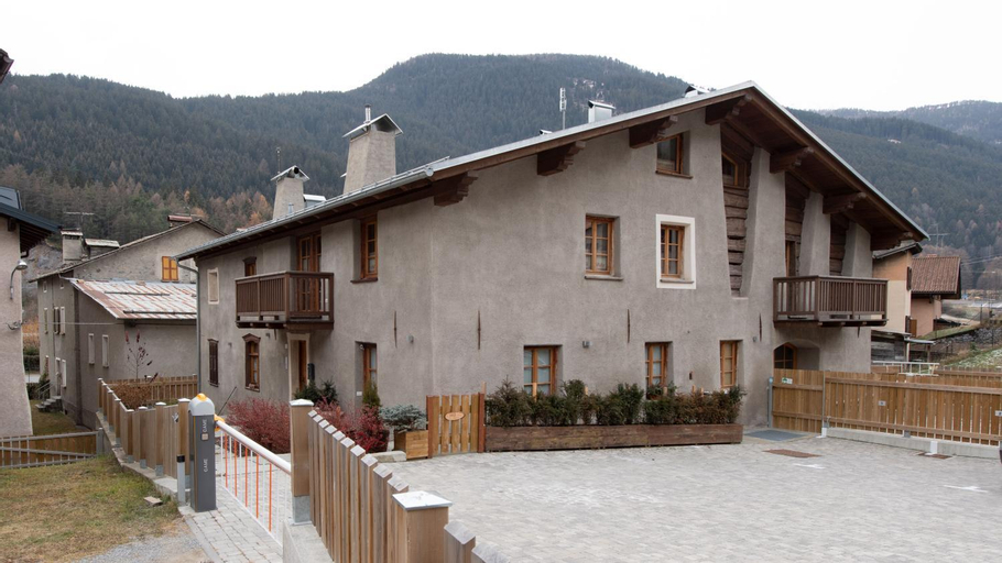 Exterior & Views