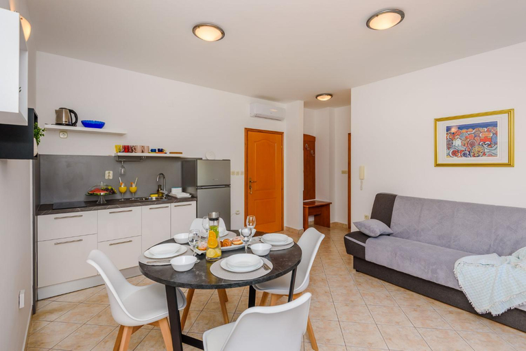 Others 4, Apartments Bjelis, Slivno