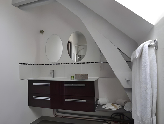 Bathroom 4, Logis Hotels - Auberge de l'Ile - Hotel 3 etoiles et Restaurant, Lot
