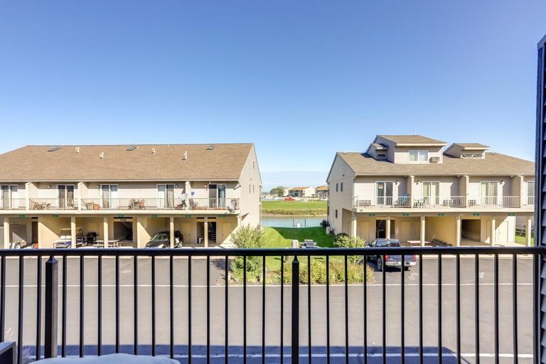 Charming Condo on Lake Erie with Community Pool, Ottawa