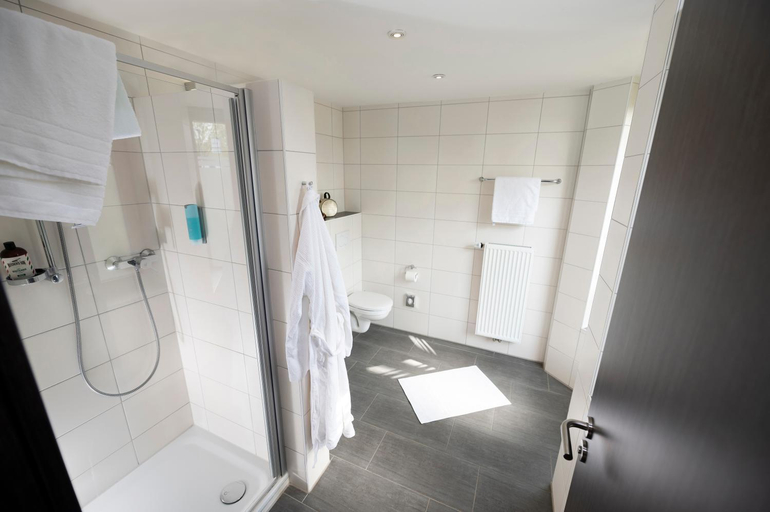 Bathroom, Tiek Apartments, Emsland