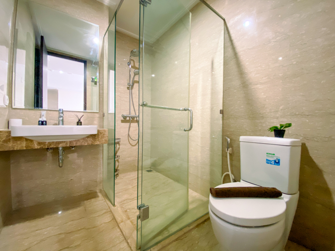 Bathroom 5, Spacious 3BR with Private Lift at Menteng Park Apartment By Travelio, Jakarta Pusat