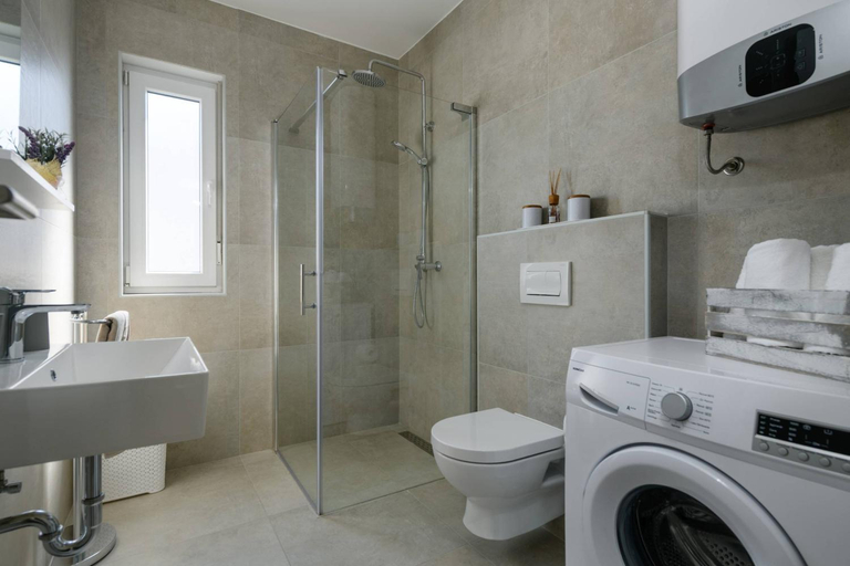 Shower 3, Villa Dora, Pula