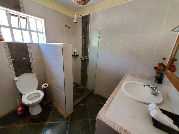 Bathroom 3, Mwanzo Lodge, Naivasha