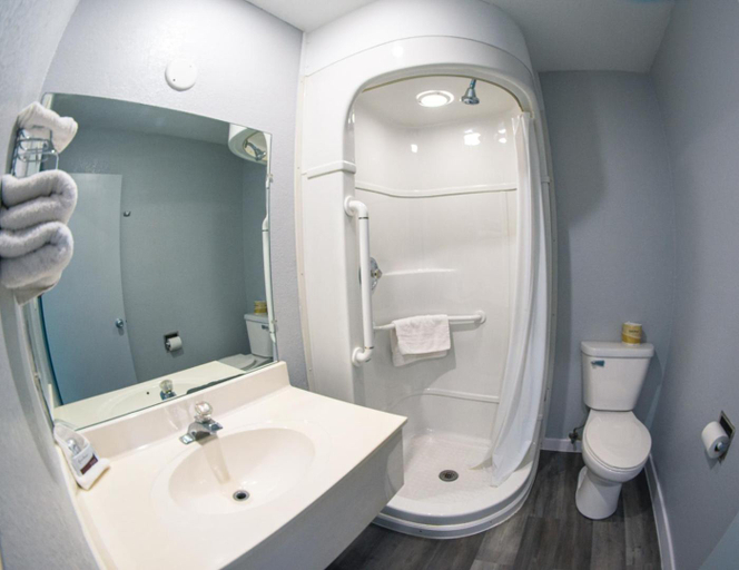 Bathroom 3, Anderson Inn, Anderson, Indiana, Madison