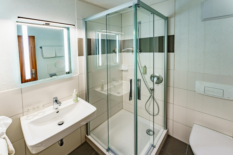 Bathroom 3, Akzent Hotel Restaurant Hirsch, Heidenheim