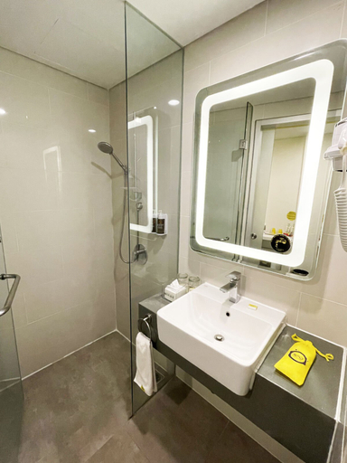 YELLO Hotel Paskal Bandung - Bathroom