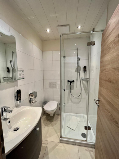 Bathroom 5, Landgasthof Schwarzberg, Traunstein