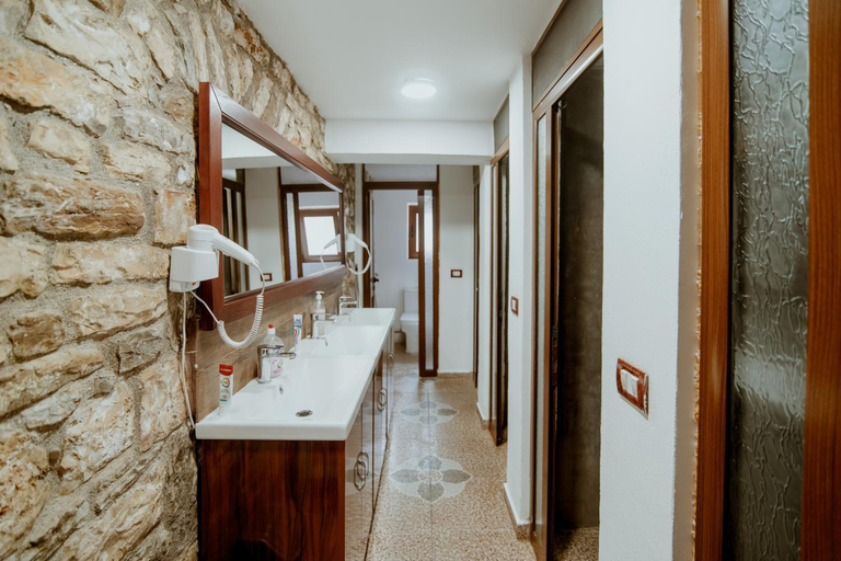 Bathroom, Berat Backpackers Hostel, Beratit