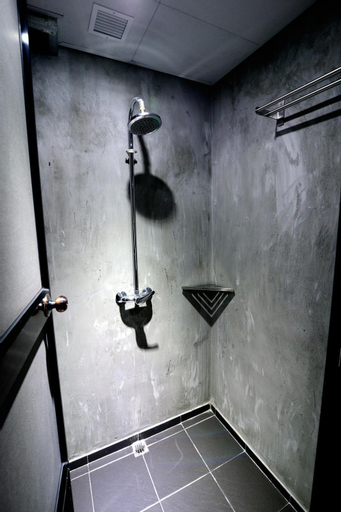 Bathroom 14