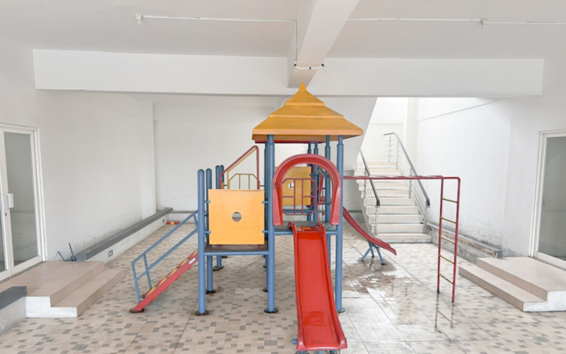 Family & Kids, Minimalist and Cozy Studio Bale Hinggil Apartment By Travelio, Surabaya