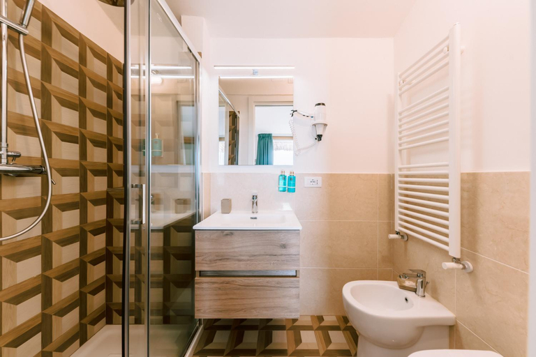 Bathroom 3, Zi'Ntonio, Salerno