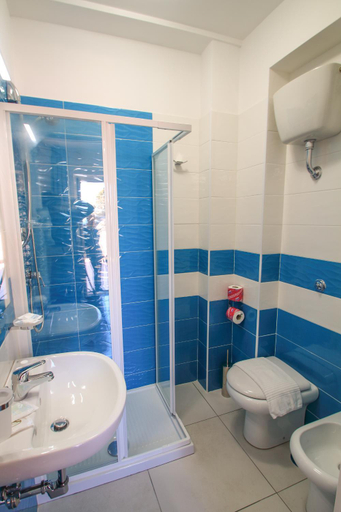 Bathroom 3, Hotel Bellavista, Latina