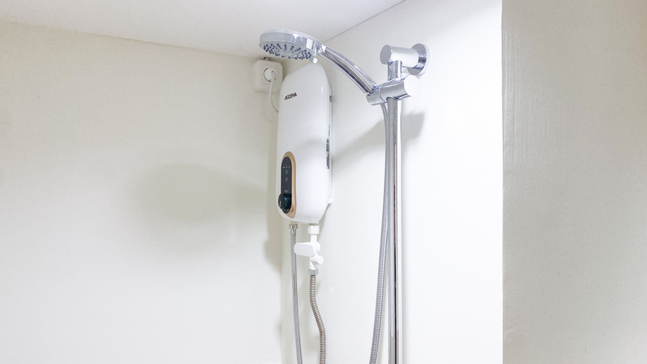 Bathroom 5, Minimalist and Restful 2BR at Podomoro Golf View Apartment By Travelio, Bogor