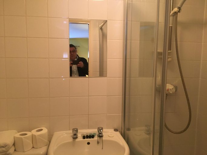 Bathroom, Dukes Head Inn, London
