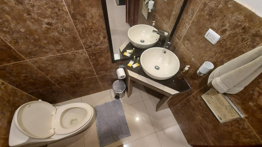 Bathroom 2, Tortuguero Adventures GuestHouse, Pococí