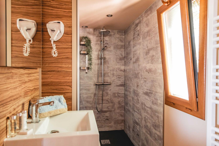Bathroom 5, Kon Tiki, Var