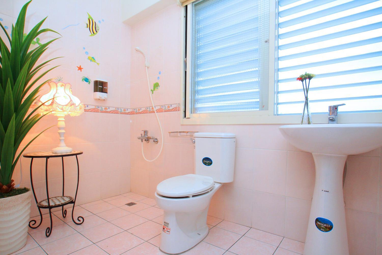 Bathroom 2, Winter Love B & B, Yilan