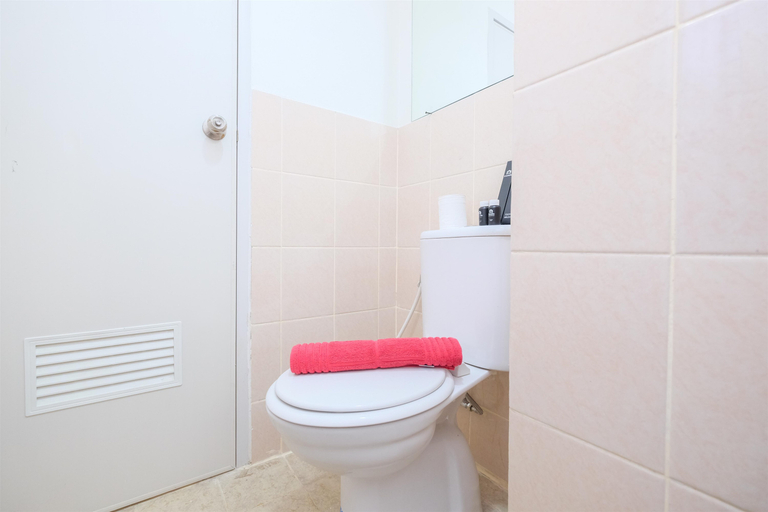Bathroom 5, Comfort 2BR at 15th Floor Podomoro Golf View Apartment By Travelio, Bogor