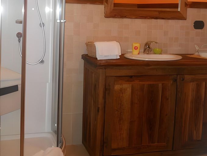 Bathroom 2, La Maison Du Bon Megnadzo, Aosta