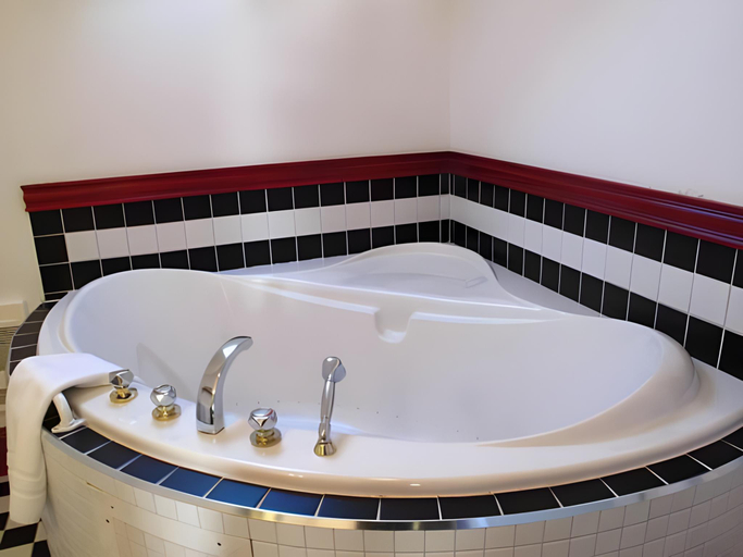 Bathroom 3, Salt Shaker Deli & Inn, Lunenburg