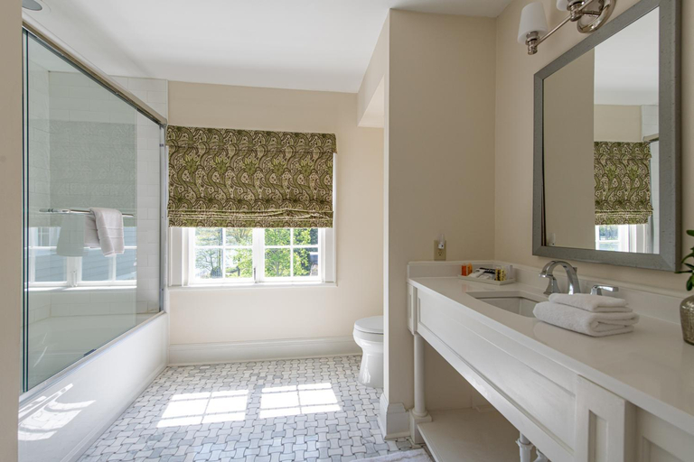 Bathroom 5, The Greystone Inn, Transylvania