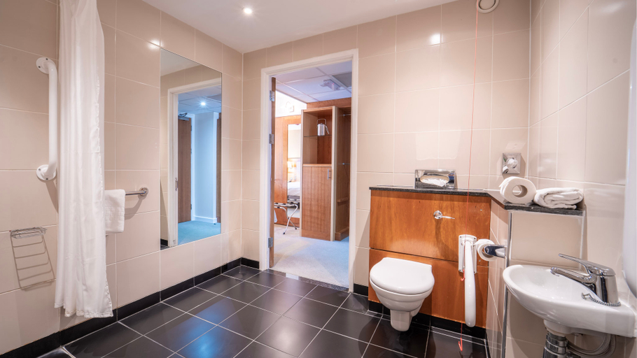 Bathroom 5, Holiday Inn BRISTOL AIRPORT by IHG, North Somerset