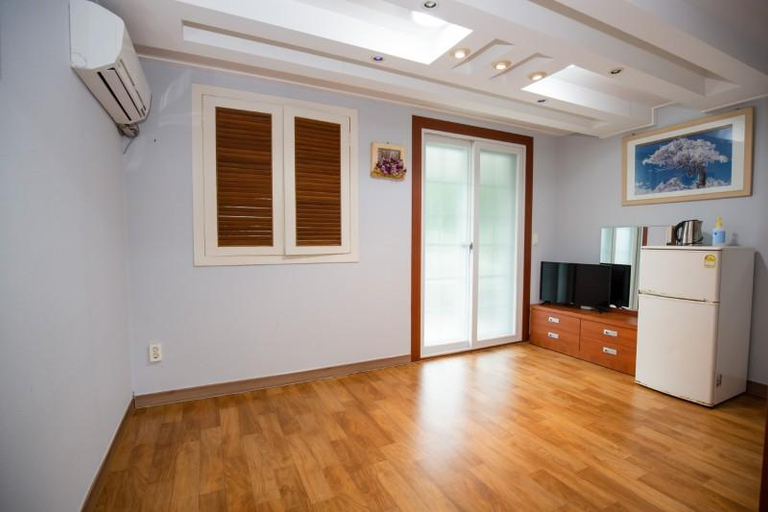 Others 3, Jecheon (Woraksan Songgye Valley) Deokju Pension, Jecheon