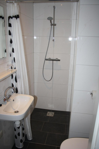 Bathroom 3, Hotel Cafe Restaurant Snackbar Beerzerveld, Ommen
