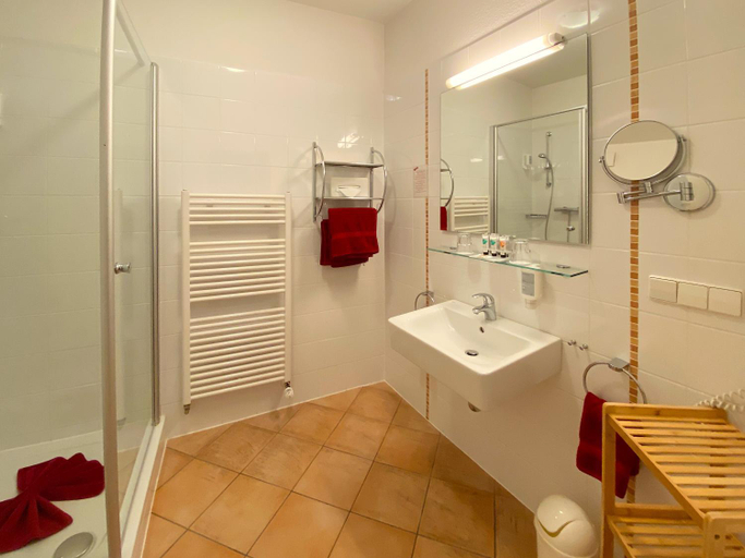 Bathroom 2, Hotel Rathausglockel, Baden-Baden