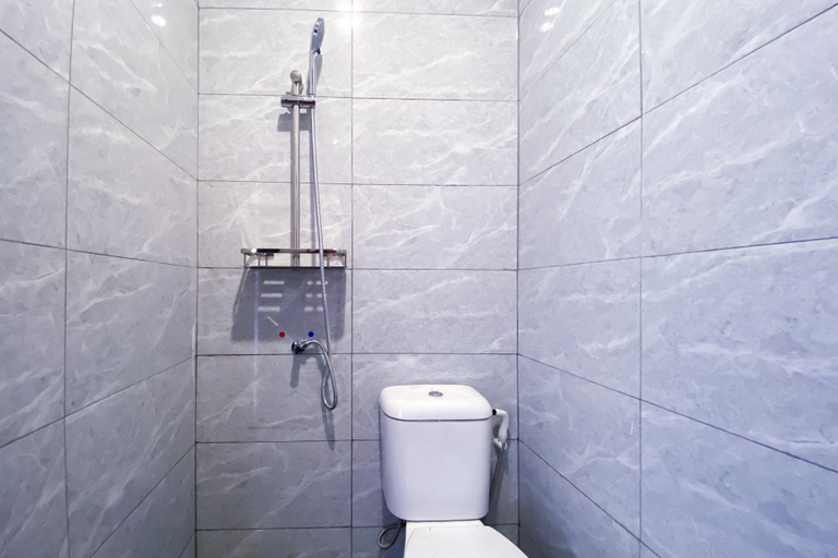 Bathroom 3, Urbanview Hotel near DC Mall Crown Homestay Batam, Batam