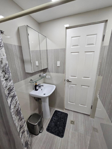 Bathroom 3, BGC Beautiful Large 1 Bedroom Condo (Sleeps 3), Taguig