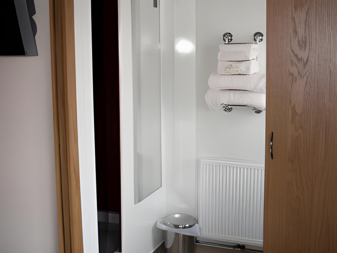 Bathroom 2, Hogs Head Hotel, Nottinghamshire