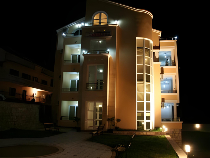 Others 3, Apart Hotel Llolla