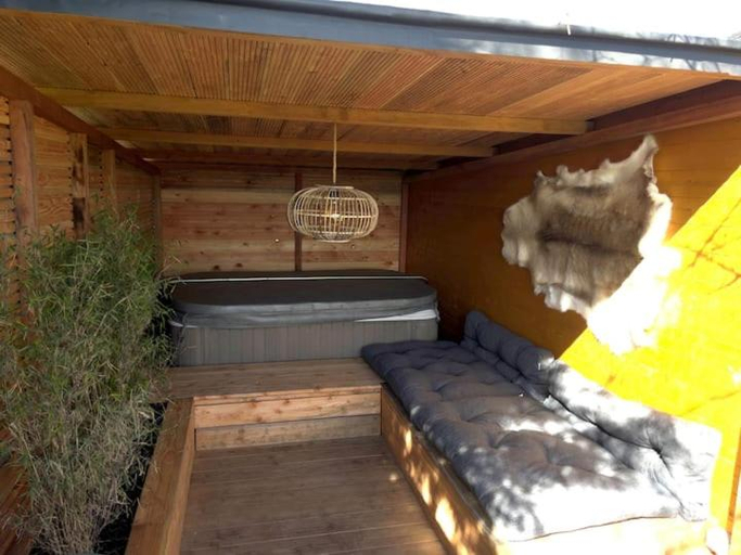Others 5, Cabane bien belge avec cinema et jacuzzi, Brabant Wallon