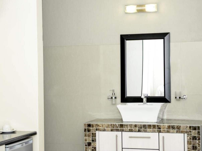 Bathroom 4, Discovery Guest House, Windhoek West