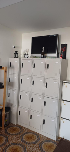 Others 3, White Hostel