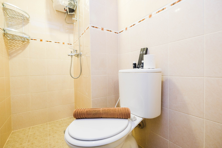 Bathroom 5, Comfort and Modern Studio Podomoro Golf View Apartment By Travelio, Bogor