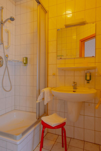 Bedroom 3, Christliche Gastehauser Weinstraße, Neustadt an der Weinstraße